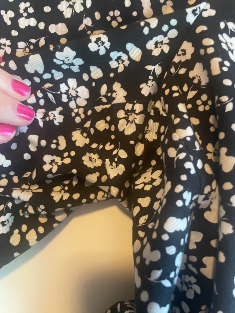 Ann Taylor Factory Black and White Floral Ankle Pants Size 10 - Picture 3 of 9